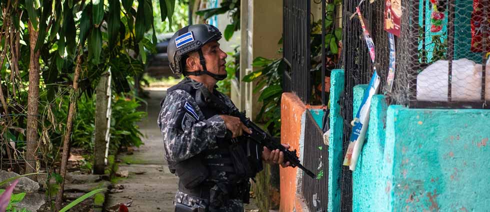 Diferentes divisiones de la PNC patrullan zonas de Ilopango y Soyapango en busca de remanentes de pandillas