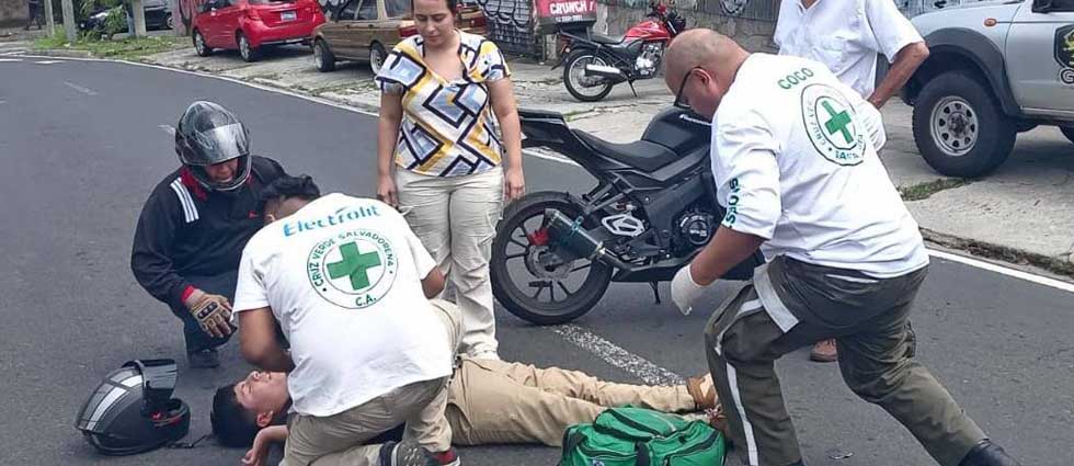 Joven conductor acaba en el hospital tras colisión contra un vehículo en San Salvador