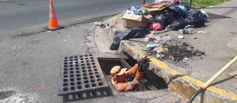 FOVIAL retira basura de tragantes que las personas siguen arrojando a las calles