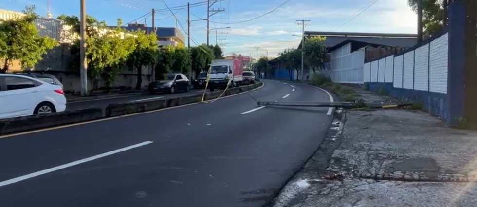 Tramo del bulevar Venezuela está cerrado por un poste que fue derribado por un automóvil