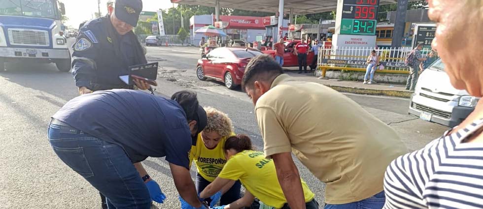 Joven conductor resulta lesionado tras ser embestido por una camioneta en Zacatecoluca