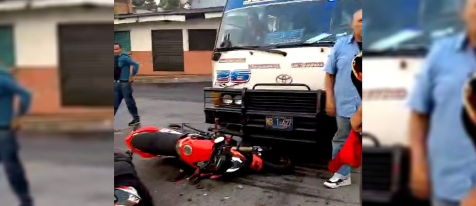 Un lesionado tras choque de motocicleta y coaster en la alameda Juan Pablo II