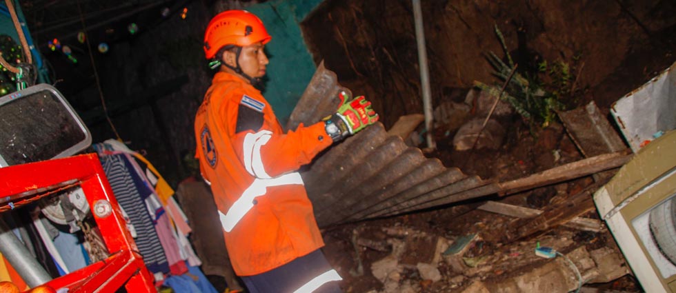 Deslizamiento de tierra daña vivienda en Cuscatancingo