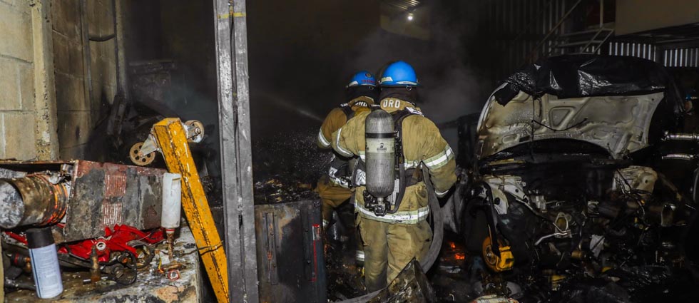 Voraz incendio consume taller automotriz en Zaragoza