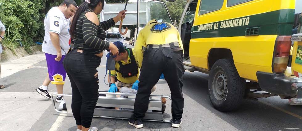 Joven acaba en el hospital tras fuerte siniestro vial en San Salvador