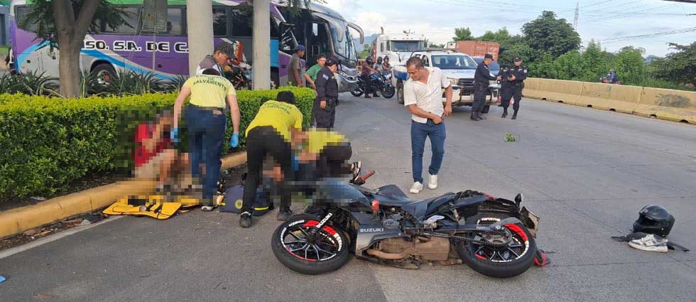 Dos jóvenes resultan lesionados tras siniestro frente a centro comercial en Sonsonate