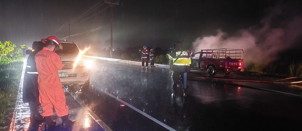Vehículo se incendia en plena marcha en el periférico Claudia Lars