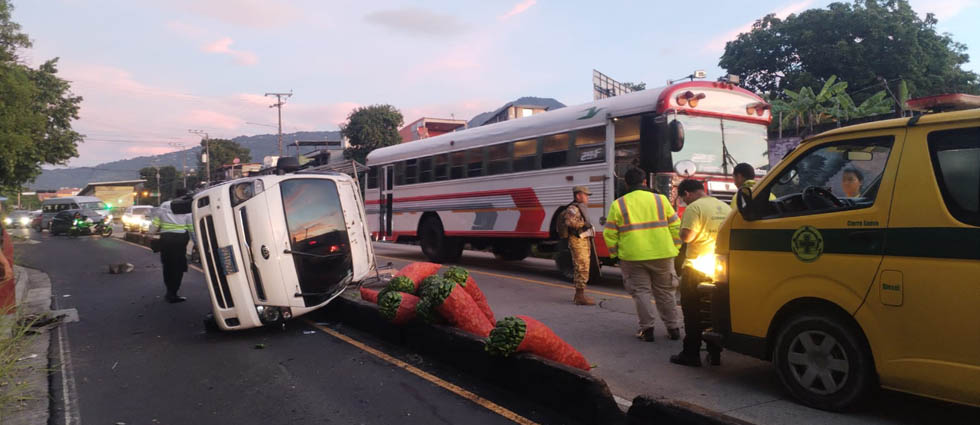 Camión vuelca en la alameda Juan Pablo II por la excesiva velocidad