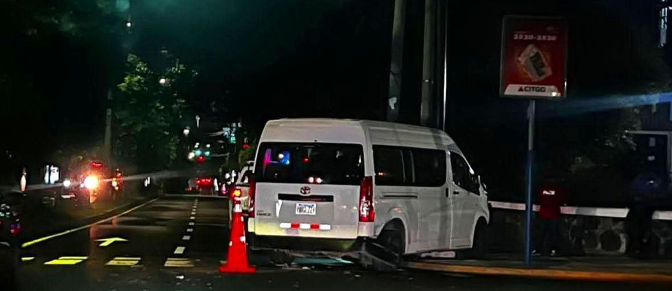Conductor colisiona contra un poste en la alameda Manuel Enrique Araujo