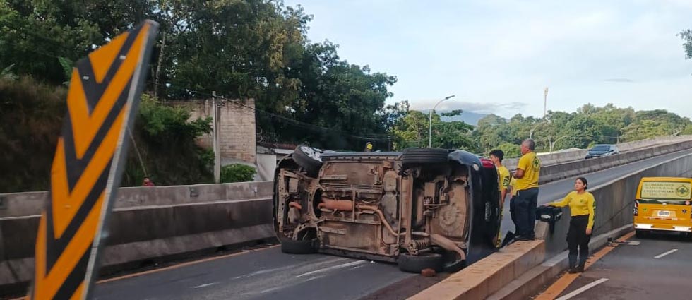 Joven conductora resulta lesionada tras volcar en su auto en el redondel de UNICAES