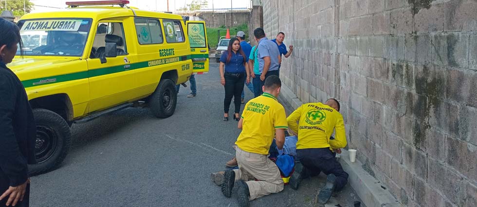Conductor resulta lesionado tras colisionar contra un muro en la carretera Panamericana