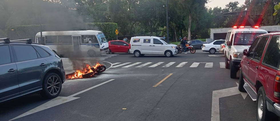 Motocicleta se incendia tras siniestro vial en cercanías del parque Cuscatlán