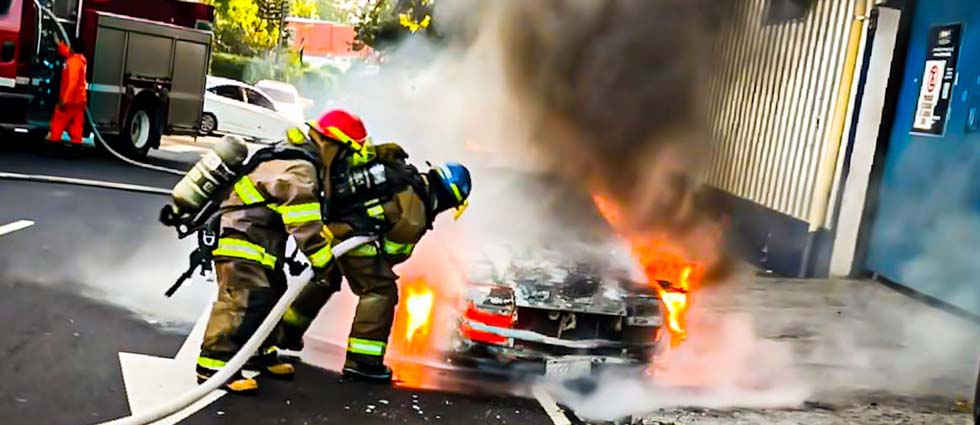 Chatarra, así quedó un automóvil tras incendiarse en calle de San Salvador