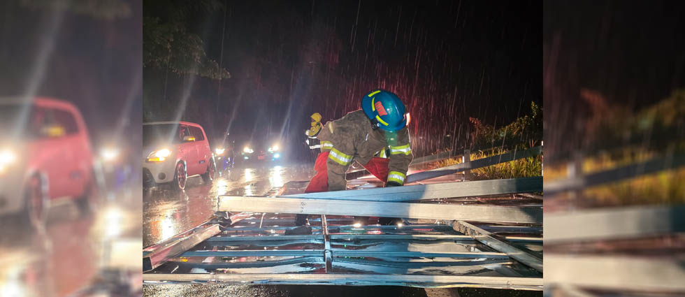Fuertes lluvias y vientos derriban valla publicitaria en Chalatenango