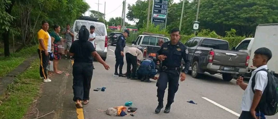 Agentes policiales auxilian a persona atropellada en carretera Litoral