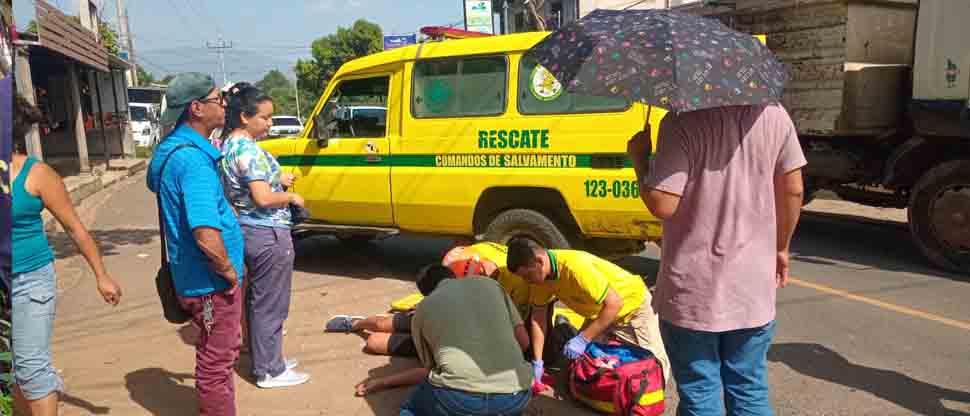 Mujer resulta lesionada tras caer de un autobús en Santa Ana