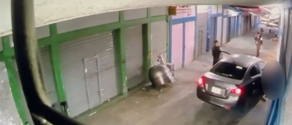 Mujer finge que la atropellan tras ser descubierta por su esposo saliendo del motel con su amante