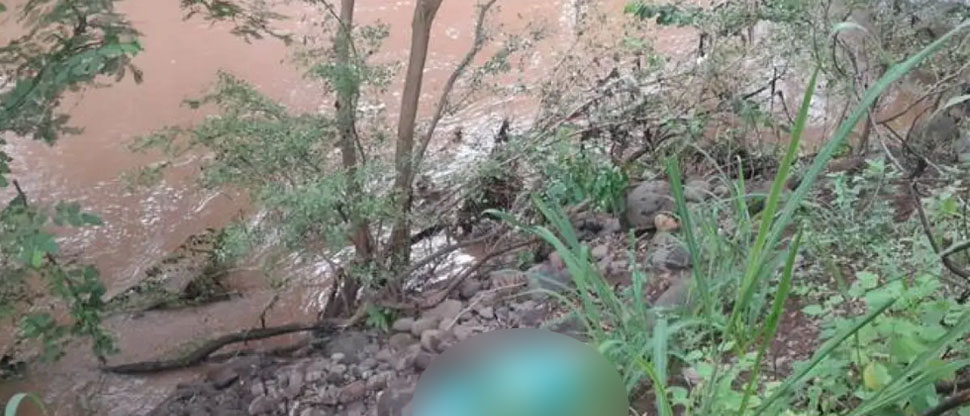 Fuerte corriente arrastra a familia mientras intentaban cruzar río con su carro en Jutiapa, Guatemala