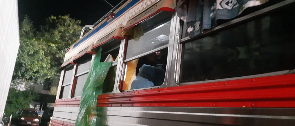 Denuncian a barras bravas de FAS por apedrear 7 buses de aficionados del Xelajú