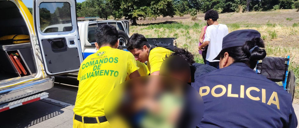 Una bebé de 2 meses y sus padres resultan lesionados tras aparatoso accidente de tránsito