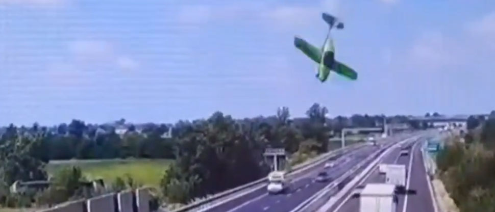 Este es el instante cuando 2 personas pierden la vida en un accidente aéreo en Italia