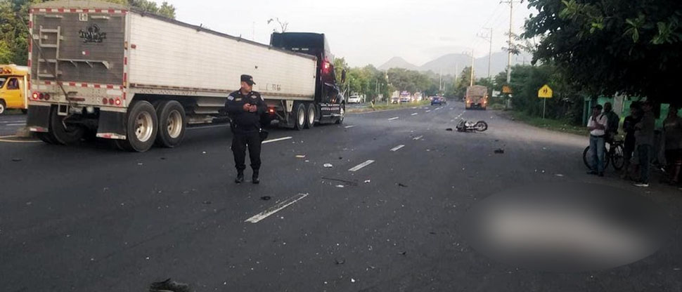 ACTUALIZACIÓN: motociclista invade carril y fallece tras ser embestido por rastra en Armenia