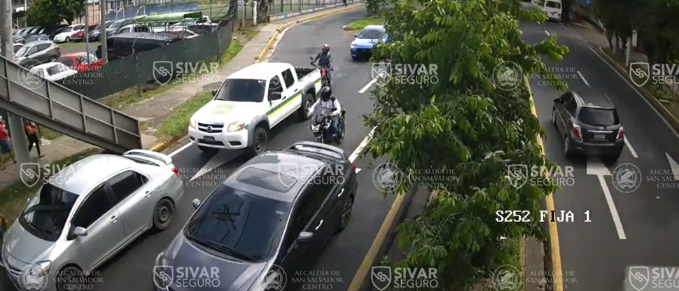 Este es el momento cuando motociclista ebrio choca con carro que hacía un alto