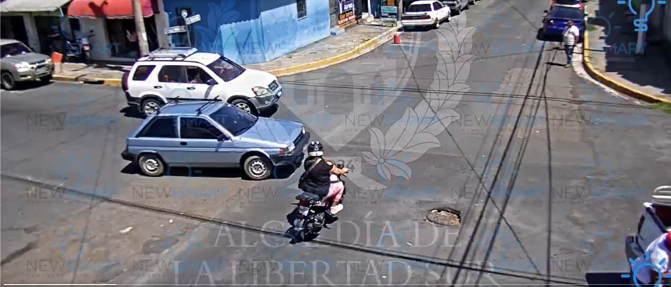 Este es el instante exacto cuando automovilista embiste a una motociclista en Santa Tecla