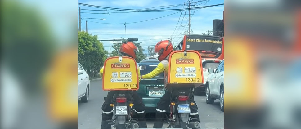 Viralizan a 2 repartidores de pollo frito que se pusieron “juguetones” en el tráfico