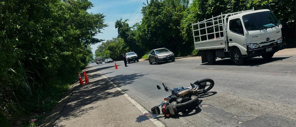 Motociclista y su acompañante resultan lesionados tras choque con carro en la Troncal del Norte