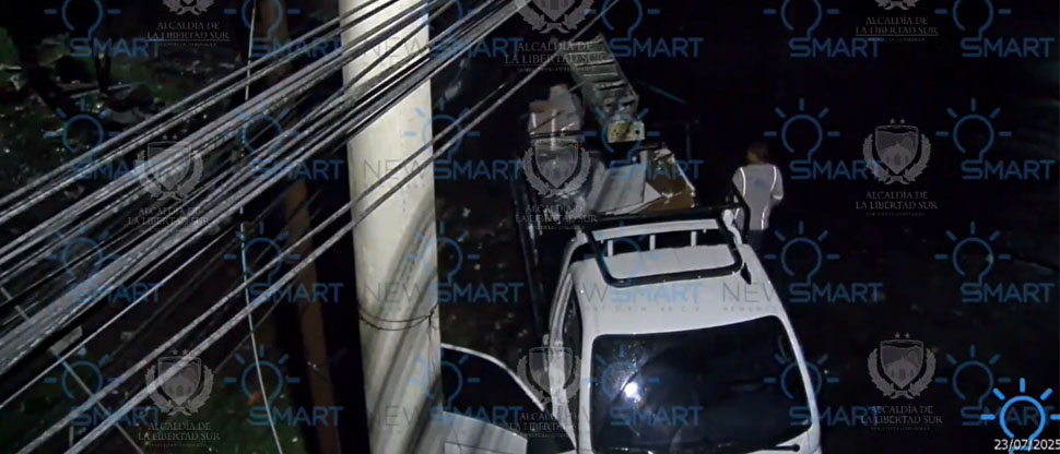 Sorprenden a empleados botando ripio en una zona no autorizada en Santa Tecla 