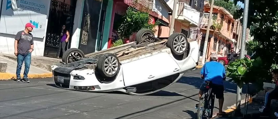Conductor pierde el control y vuelca en plena ciudad de San Vicente