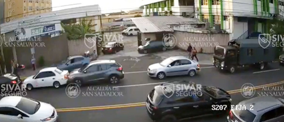 Tras no respetar la distancia, conductor choca en avenida Bernal, San Salvador