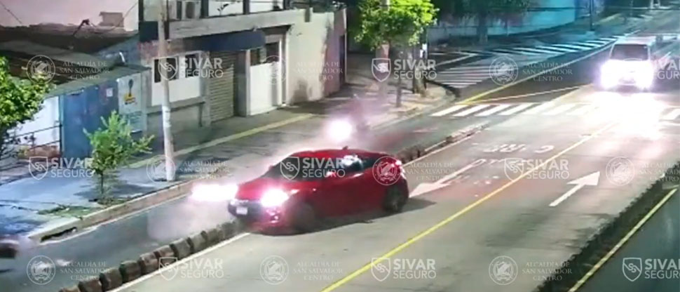 Este es el instante cuando carro se estrella contra separadores de carril del SITRAMSS