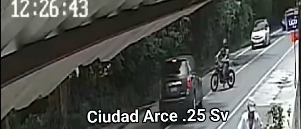 Captan instante cuando motociclista es impactado por camioneta al incorporarse a la carretera
