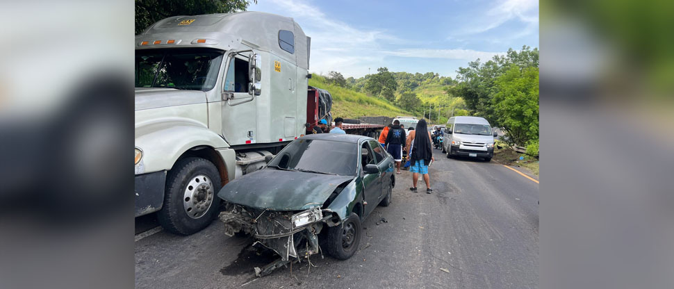 Conductor se salva de milagro tras chocar con separador de carril y ser embestido por rastra