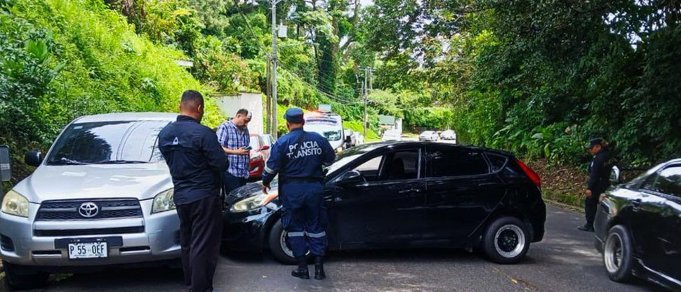 Desperfectos mecánicos provocan choque en la carretera a Los Planes de Renderos