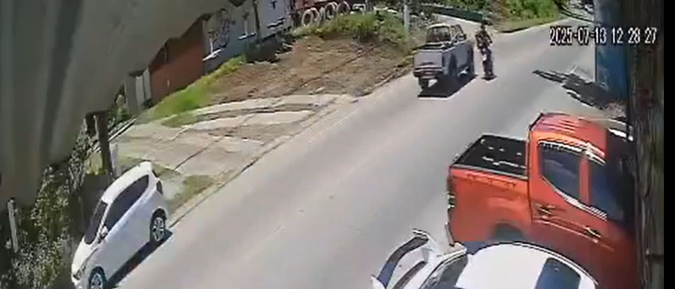 Captan instante cuando pick up choca contra motociclista y se da a la fuga en Santa Ana
