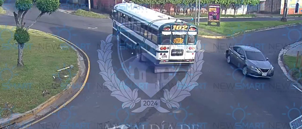Irrespeto a las señales de tránsito provoca choque entre bus de la ruta 102 y carro particular