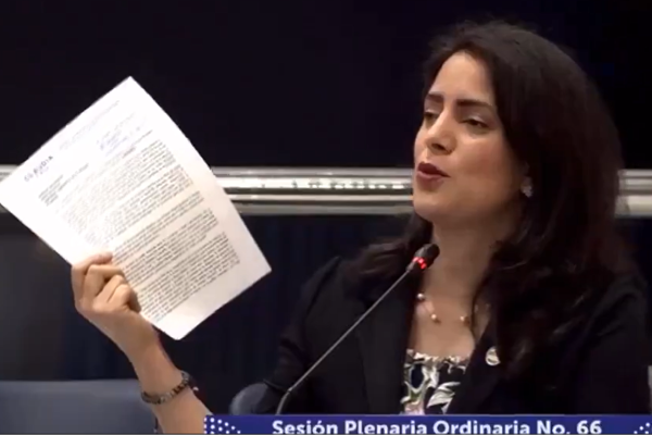 Claudia Ortiz no vota para que El Salvador salga del PARLACEN porque no es la reforma que ella quiere