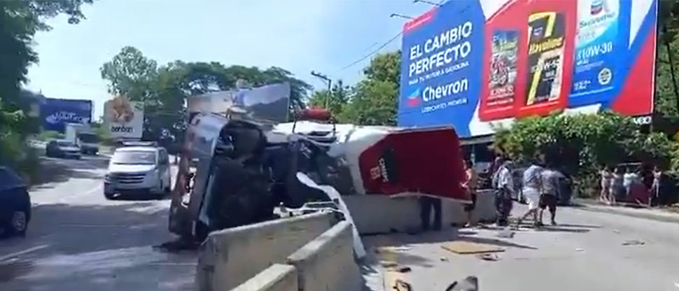 Furgón choca contra separadores de carril en la “Curva del Papaturro”, el tráfico está restringido