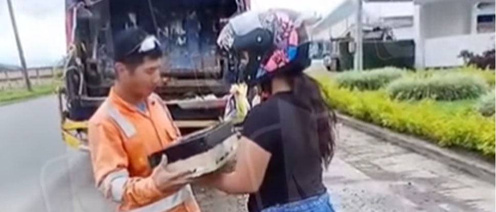 Señorita sorprende a su novio mientras recogía basura entregándole un regalo por su cumpleaños
