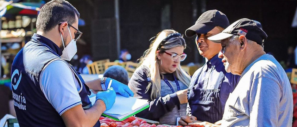 Defensoría multó a 28 proveedores de ropa, calzado y accesorios
