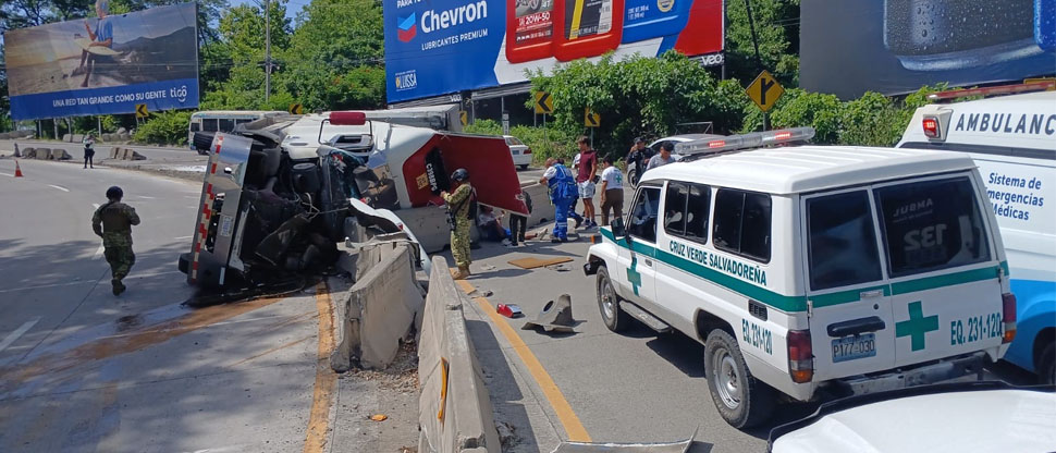 Motorista de rastra volcada en la “Curva del Papaturro” dice que perdió el control del vehículo 