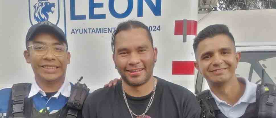 Policías aprovechan para tomarse la foto con exjugador de FAS tras ser detenido