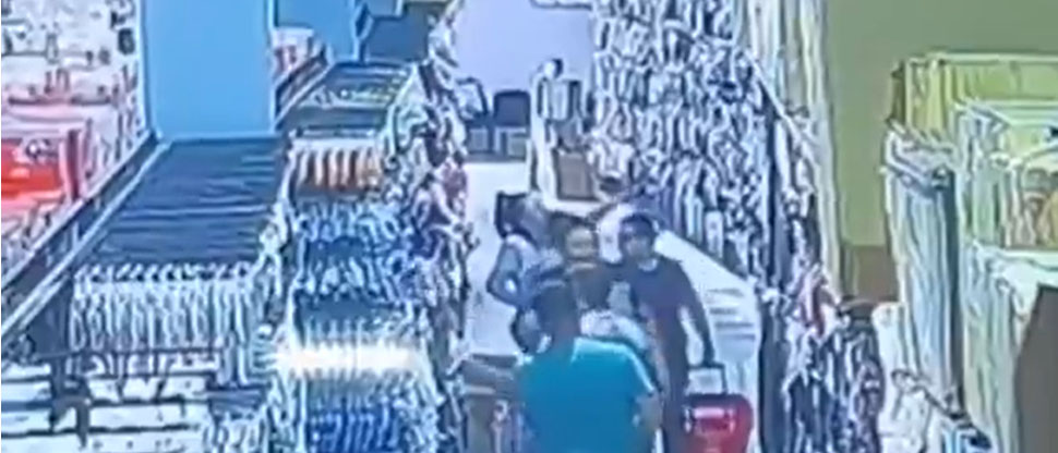 Captan a 5 señoras robando productos de un almacen cerca del Mercado Central