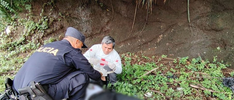 Auxilian a joven motociclista que se accidentó en carretera hacia frontera La Hachadura