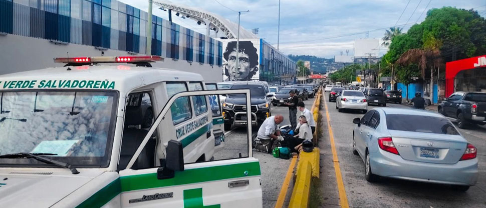 Motociclista y su acompañante resultan lesionados tras accidente frente al estadio Mágico González