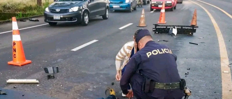 Conductor intenta incorporarse a la vía y su maniobra termina en fuerte accidente