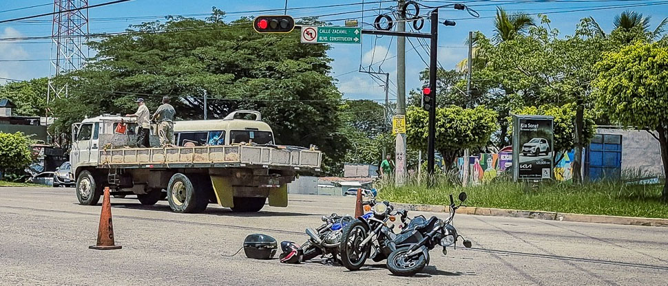 Dos motociclistas chocan en bulevar Constitución, San Salvador